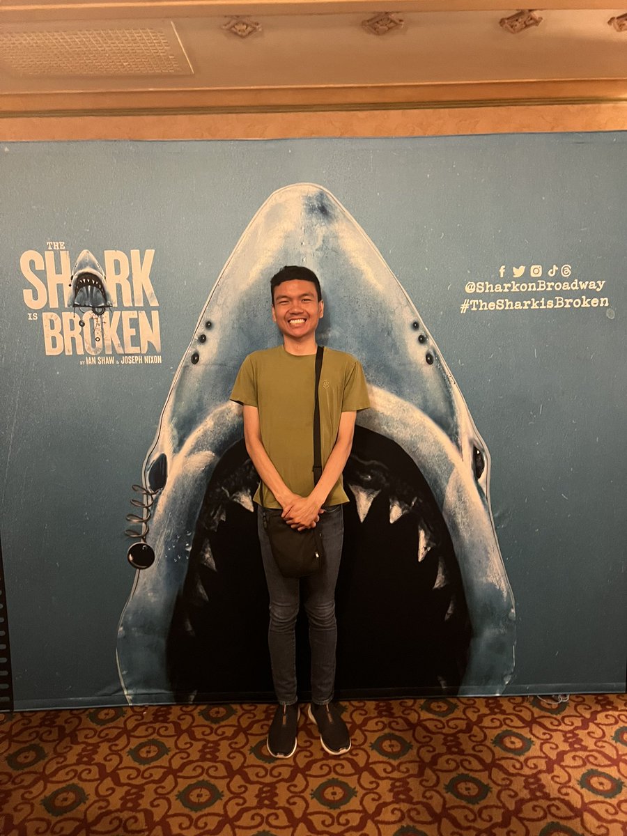 samsianturijkt's tweet image. The Shark is Broken was a fun Broadway show to watch! After the show, I got selfies and autographs from Ian Shaw who played Robert Shaw (his father) and Colin Donnell who played Roy Scheider. Ian Shaw is also the co-author of this play.

#thesharkisbroken #broadway #broadwayshow