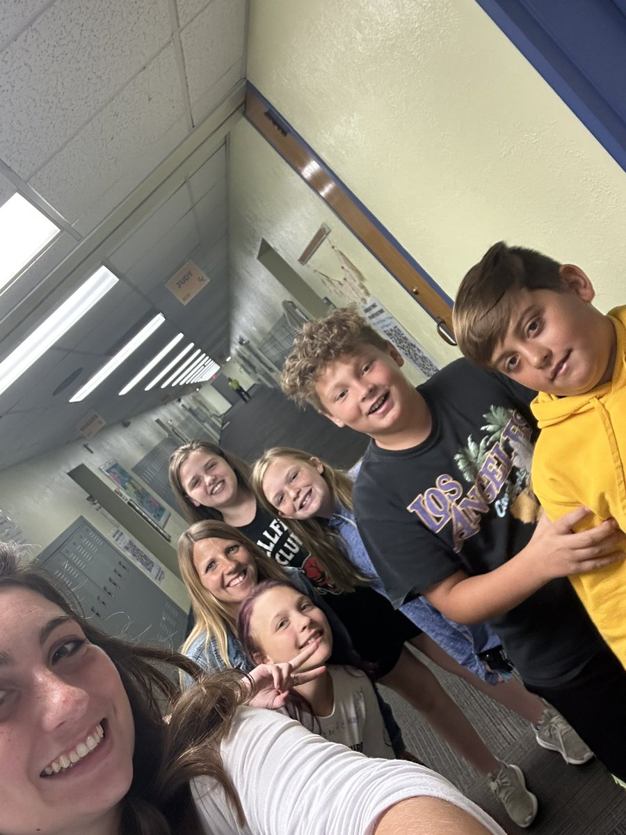 ms_mott0's tweet photo. Lunch Bunch 2! We gained some new friends and had some familiar faces! @Ms_Rush_GIS and I are proud of these students hard work in class to earn their lunch bunch passes! https://t.co/L8m6kTcLro