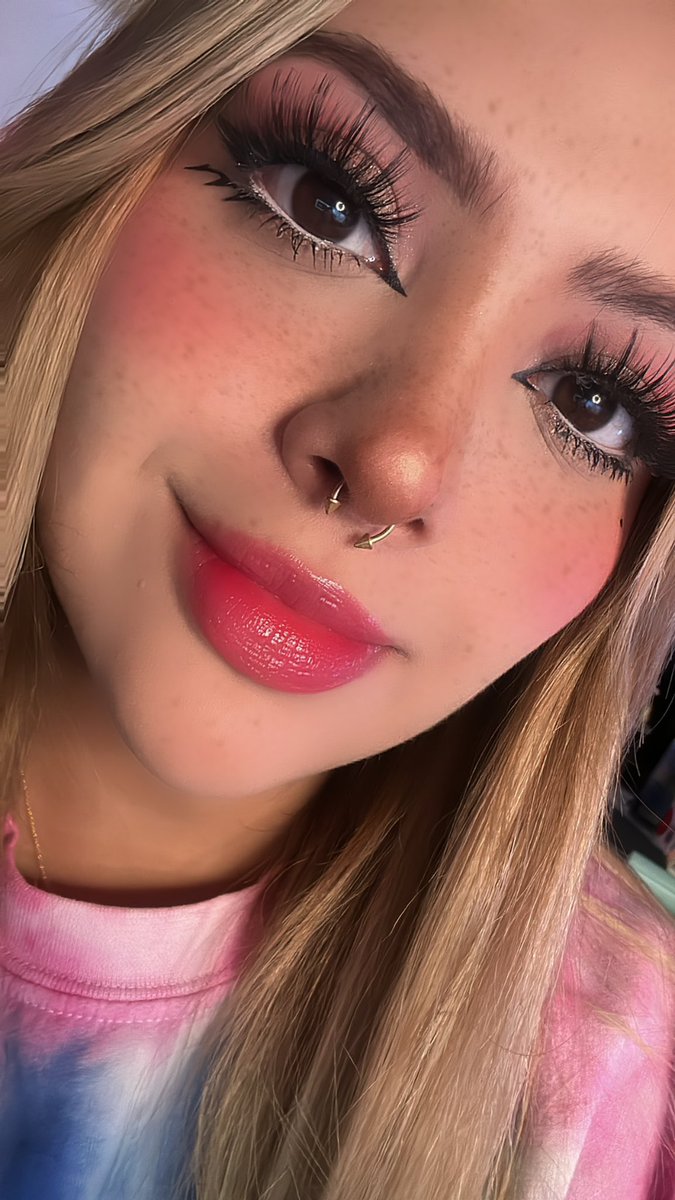 arigameplays's tweet photo. Consigo el mejor puño color rosa de toda la franquicia de esos 4 corp con ayuda de otros fracasados como yo.

Ya sabes dónde encontrarme. 💜

(Esta es mi cara de cerca) https://t.co/3AjbkmaIp4
