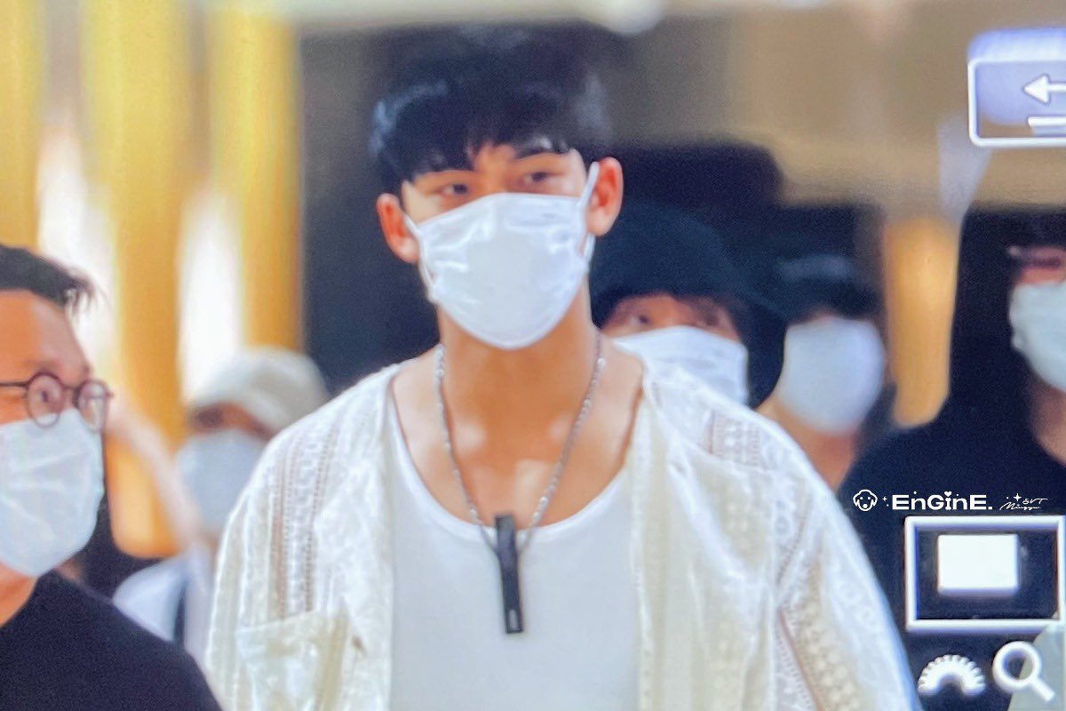 슈아 옆에 나피디님 민규뒤에 신피디님 민규 옆에 최작가님 ...