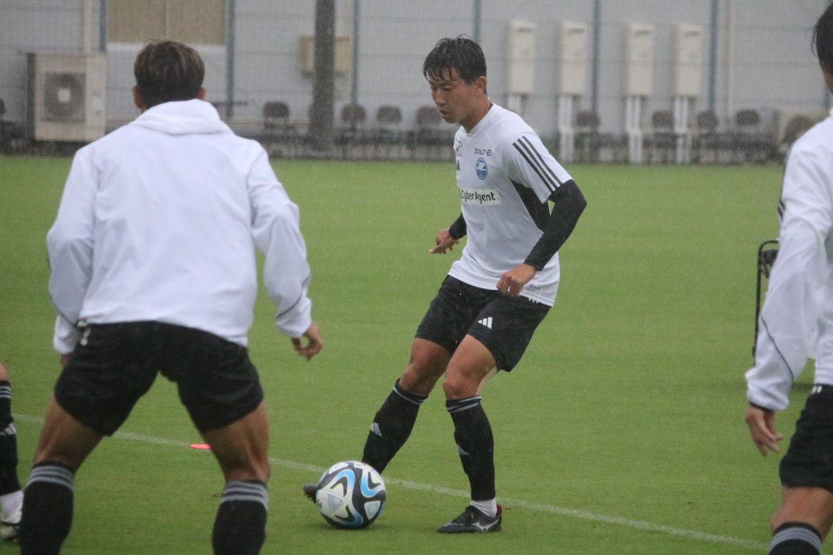 FcMachidaZelvia's tweet photo. 📸0908Training Photo📸

#0909栃木 戦前日TR🔵⚽️

激しい豪雨の中でも選手達は熱量高くTRに励みました🔥

明日は9月唯一のホームゲーム!!🏟️
是非ご来城いただき、選手への力強い後押しをよろしくお願いします🤝✨

台風が接近しておりますので、外出される際はお気をつけ下さい🙇‍♂️

#FC町田ゼルビア #zelvia