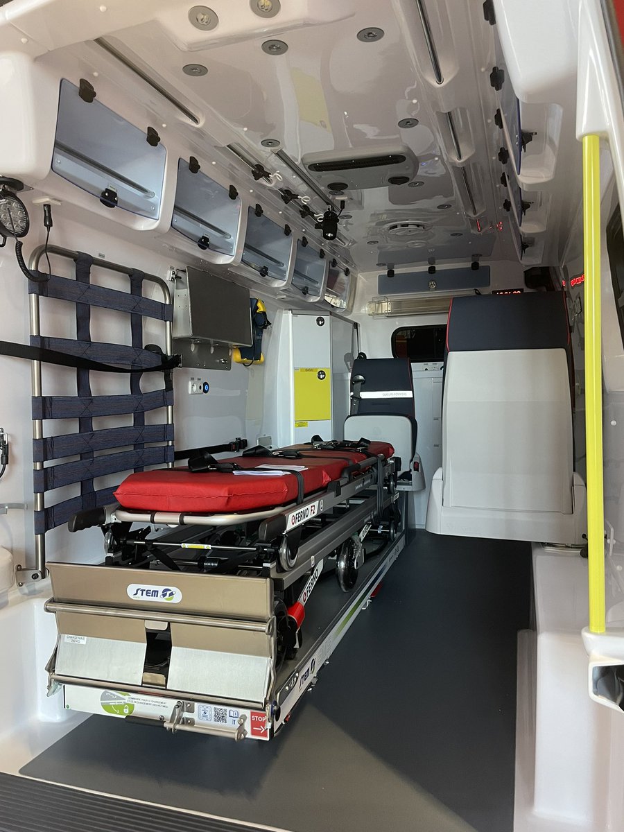DaugeValerie's tweet photo. 🚒Honorée de représenter le président du @departement86 à la remise officielle des clés du #FPTSR (Fourgon Pompe-Tonne Secours Routier) et du #VSSUAP (Véhicule de Secours et de Soins d’Urgence aux Personnes) au centre de secours de @Chatellerault86 https://t.co/1kKKTi1orr
