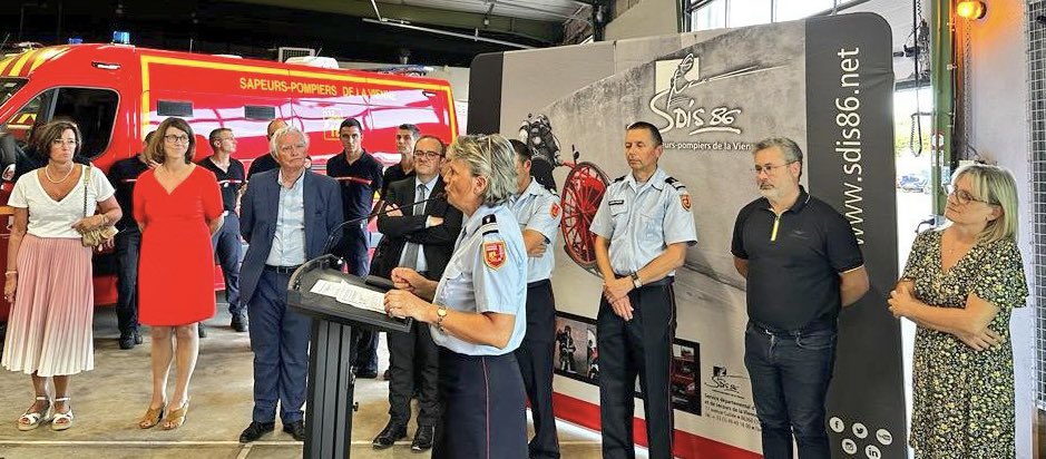 DaugeValerie's tweet photo. 🚒Honorée de représenter le président du @departement86 à la remise officielle des clés du #FPTSR (Fourgon Pompe-Tonne Secours Routier) et du #VSSUAP (Véhicule de Secours et de Soins d’Urgence aux Personnes) au centre de secours de @Chatellerault86 https://t.co/1kKKTi1orr