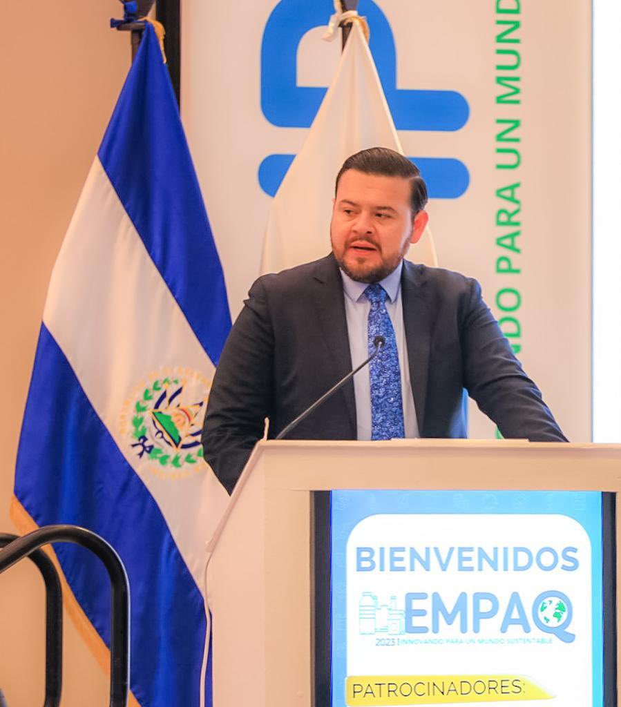 Bajo la visión de desarrollo del Presidente <a href="/nayibbukele/">Nayib Bukele</a>, como Gobierno estamos comprometidos con la innovación y tecnología, así como <a href="/asiplastic/">Asiplastic El Salvador</a> y toda su industria, que orientan esfuerzos hacia la sostenibilidad.♻
