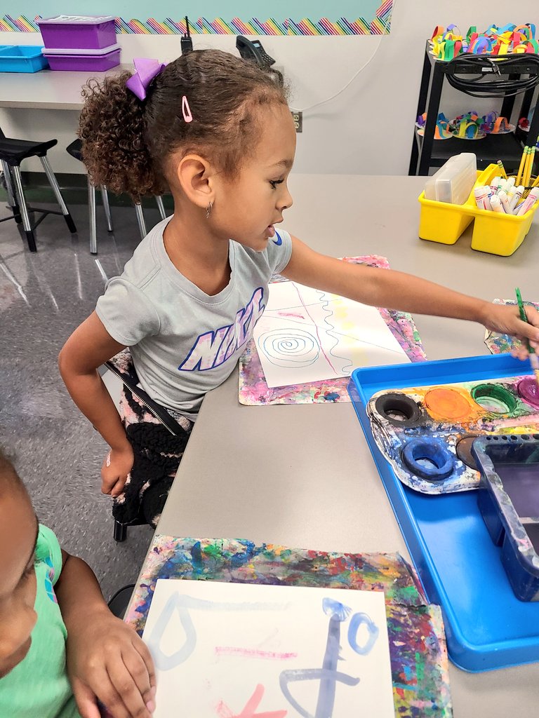 MissLugo_'s tweet photo. Kinder doing an amazing job being learners in Art and using proper painting techniques! @BrightAcadFISD #FISDfineartsleads https://t.co/OxubWpKNA7