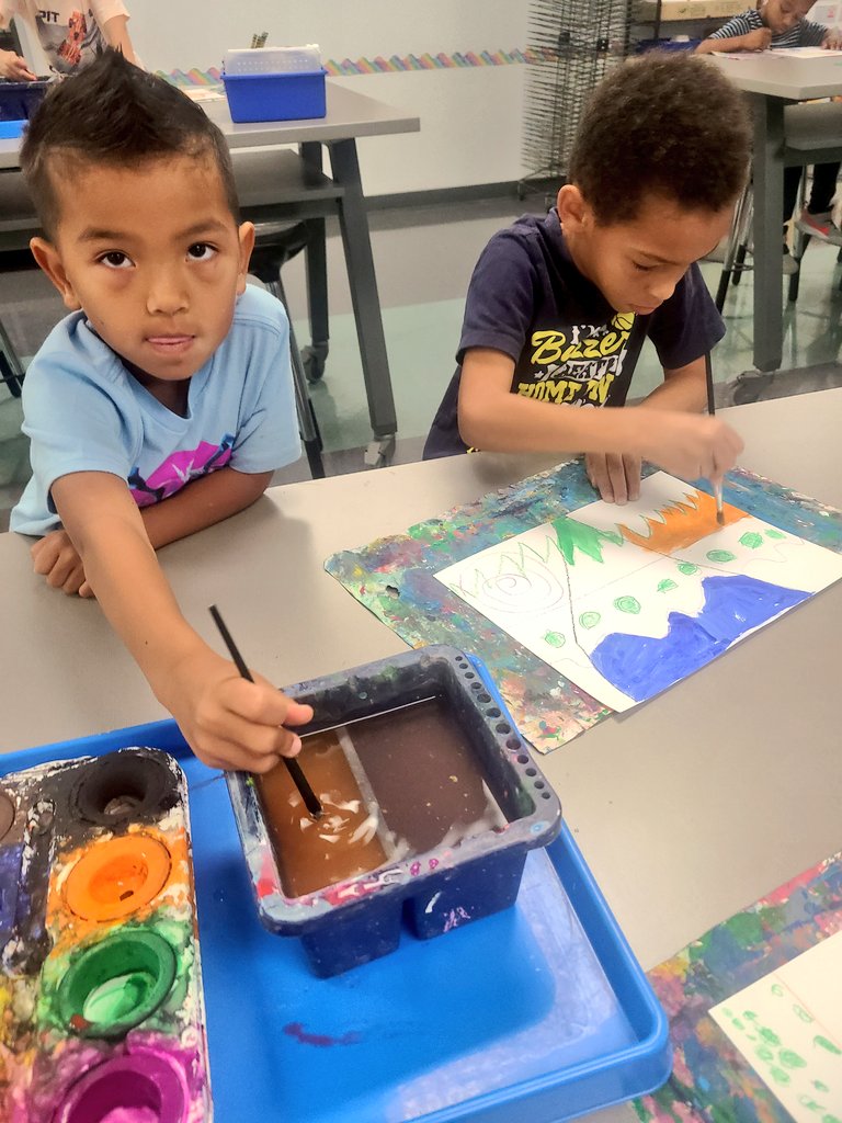 MissLugo_'s tweet photo. Kinder doing an amazing job being learners in Art and using proper painting techniques! @BrightAcadFISD #FISDfineartsleads https://t.co/OxubWpKNA7