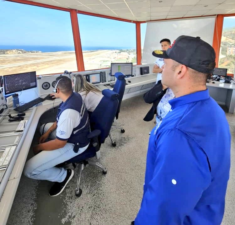 inac_ve's tweet photo. #7Sep || Pdte. #INAC Cnel. Leonardo Briceño Dudamel, da continuidad al proceso de reconocimiento de nuestras instalaciones, visitando el  Servicio de Búsqueda y Salvamento #SAR y Torre de Control, a fin de detallar sus procesos y conocer al personal que hace vida en Maiquetía. https://t.co/Z4nVLRoosB