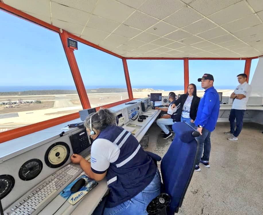 inac_ve's tweet photo. #7Sep || Pdte. #INAC Cnel. Leonardo Briceño Dudamel, da continuidad al proceso de reconocimiento de nuestras instalaciones, visitando el  Servicio de Búsqueda y Salvamento #SAR y Torre de Control, a fin de detallar sus procesos y conocer al personal que hace vida en Maiquetía. https://t.co/Z4nVLRoosB