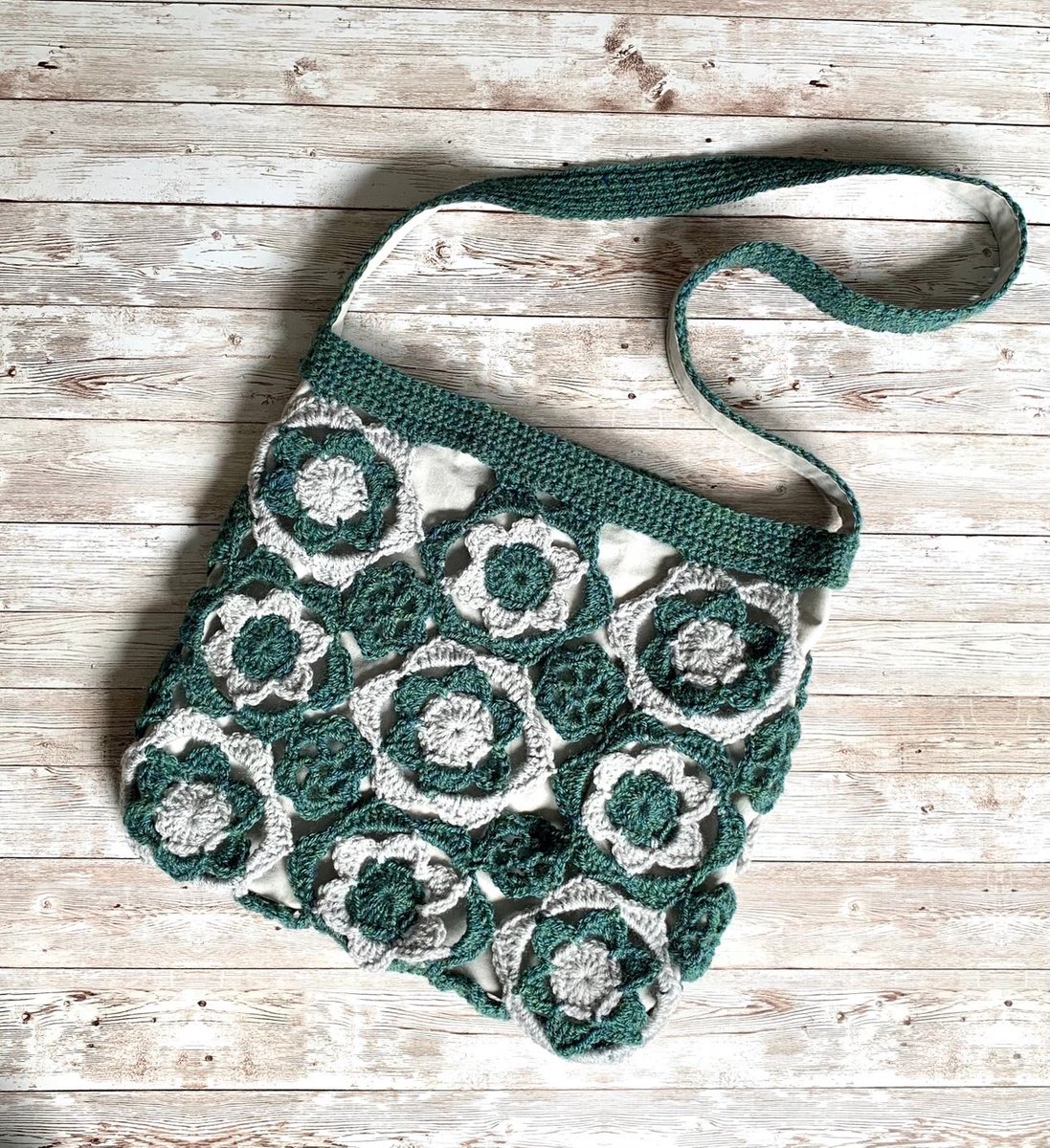 Donique02's tweet photo. So pleased with how this turned out. On sale in my Etsy shop 🥳 
Please click link for details 🦋
#ModernCrochet #CrochetedBag #CrochetAccessories #CrochetedFloralMotif
#Handmade #BookBag#MadeInScotland 

https://t.co/c7jzyiKjdR https://t.co/QufwZOvqhd