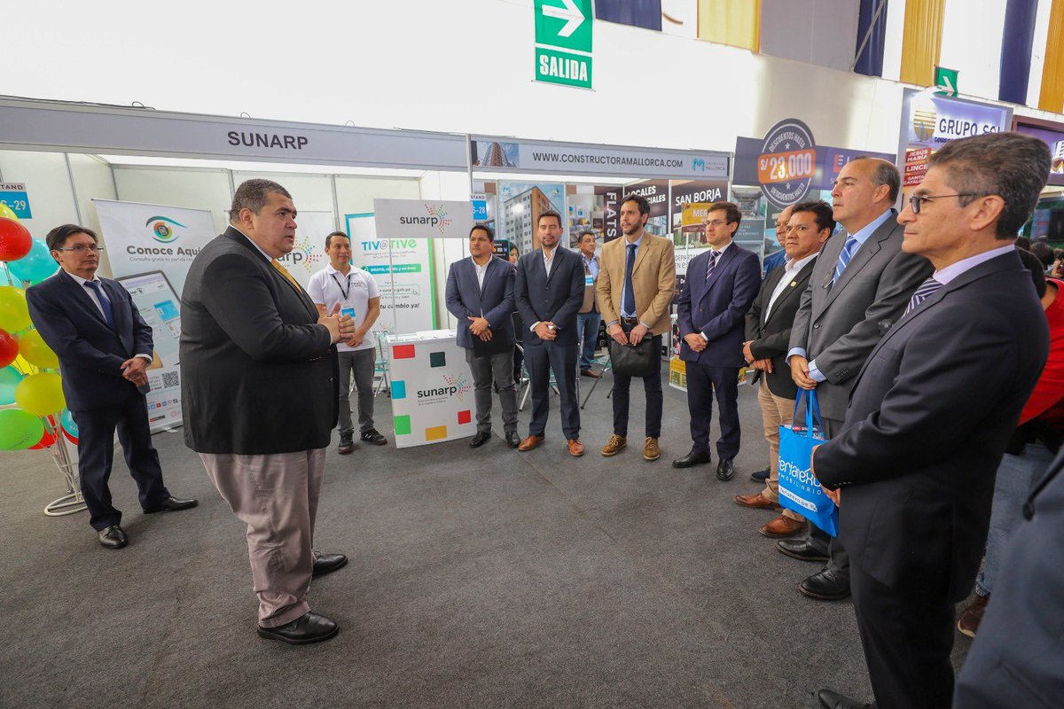 SunarpOficial's tweet photo. #NoticiasSunarp | El superintendente Subauste visitó el estand de la Sunarp, en la Expoferia Inmobiliaria, donde nuestros especialistas informan y orientan sobre los nuevos servicios gratuitos #TIVATIVE y #ConoceAquí, importantes para los usuarios que quieren comprar un predio. https://t.co/o6YyBOBgLF