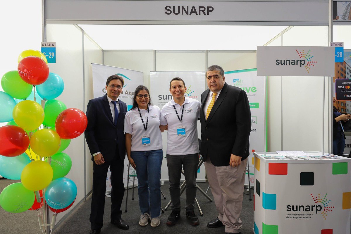 SunarpOficial's tweet photo. #NoticiasSunarp | El superintendente Subauste visitó el estand de la Sunarp, en la Expoferia Inmobiliaria, donde nuestros especialistas informan y orientan sobre los nuevos servicios gratuitos #TIVATIVE y #ConoceAquí, importantes para los usuarios que quieren comprar un predio. https://t.co/o6YyBOBgLF