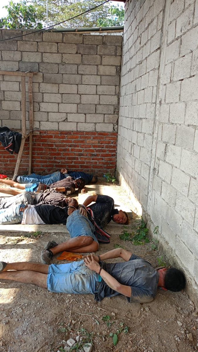 Urgente!!
10 personas fueron rescatadas  en monte Sinai, todas se encontraban secuestradas en una vivienda.
Todos los delincuentes fueron detenidos.
Insisto, esa casa donde fueron encontraras las personas debe ser expropiada y colocar un UPC ahí.
Y así hacer con todos los lugares