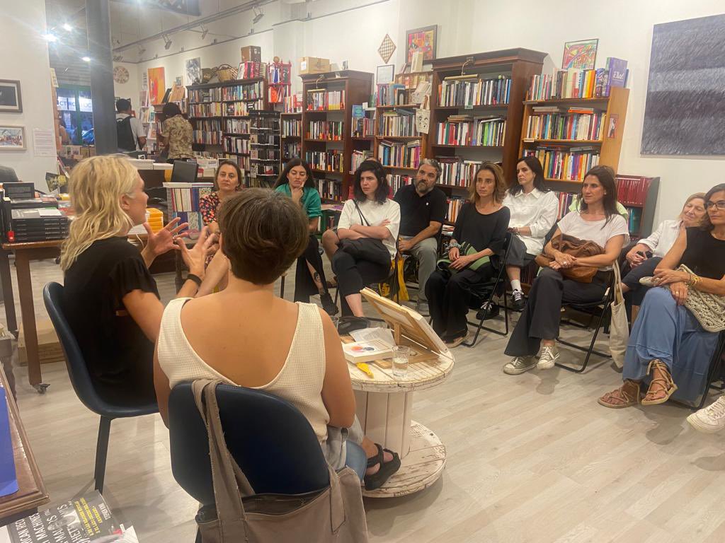 mememascaro's tweet photo. Aquesta tarda hem presentat ‘Caure al buit’ #LaMagrana @penguinllibres a @ObagaLlibreria i ens ho hem passat molt bé. Tantes i tantes gràcies.
 I visca les llibreries i visca les llegir!✨ https://t.co/pC6AsTLchf
