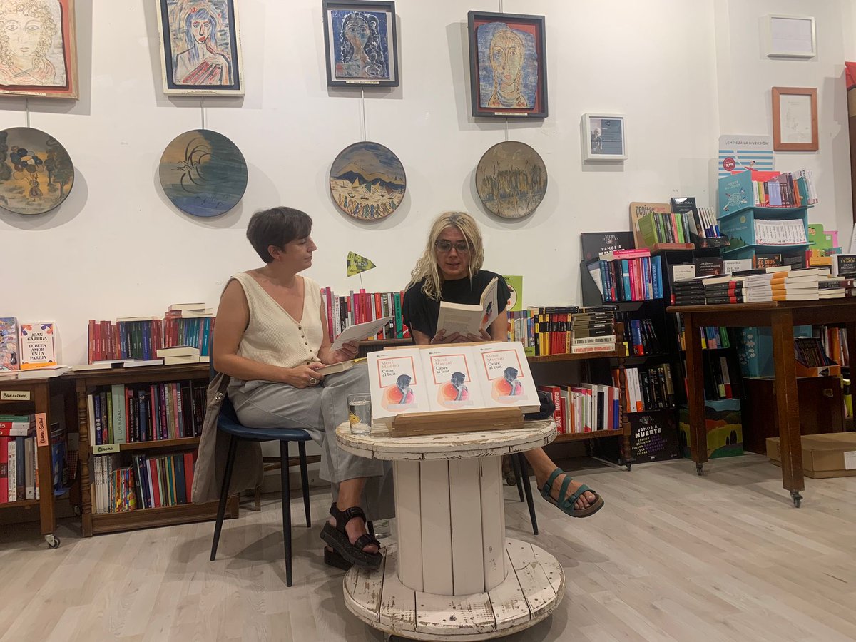 mememascaro's tweet photo. Aquesta tarda hem presentat ‘Caure al buit’ #LaMagrana @penguinllibres a @ObagaLlibreria i ens ho hem passat molt bé. Tantes i tantes gràcies.
 I visca les llibreries i visca les llegir!✨ https://t.co/pC6AsTLchf
