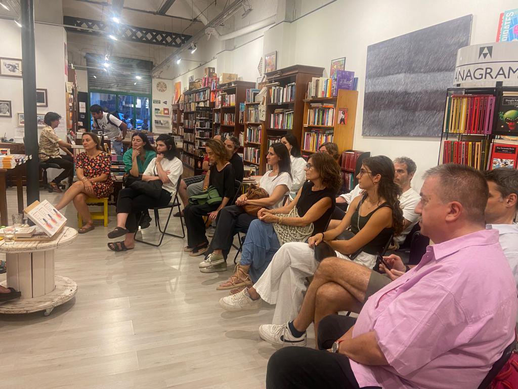 mememascaro's tweet photo. Aquesta tarda hem presentat ‘Caure al buit’ #LaMagrana @penguinllibres a @ObagaLlibreria i ens ho hem passat molt bé. Tantes i tantes gràcies.
 I visca les llibreries i visca les llegir!✨ https://t.co/pC6AsTLchf