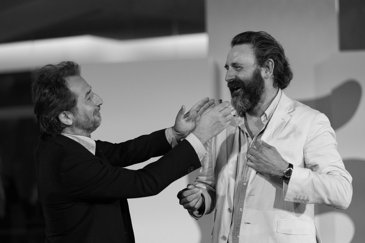 la_Biennale's tweet image. #BiennaleCinema2023 On the Red Carpet of #Daaaaaali it’s impossible not to have fun: the energy of @oizo3000, #AnaïsDemoustier, #ÉdouardBaer is contagious tonight!