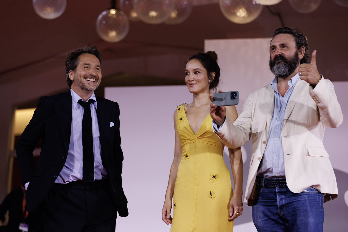la_Biennale's tweet image. #BiennaleCinema2023 On the Red Carpet of #Daaaaaali it’s impossible not to have fun: the energy of @oizo3000, #AnaïsDemoustier, #ÉdouardBaer is contagious tonight!