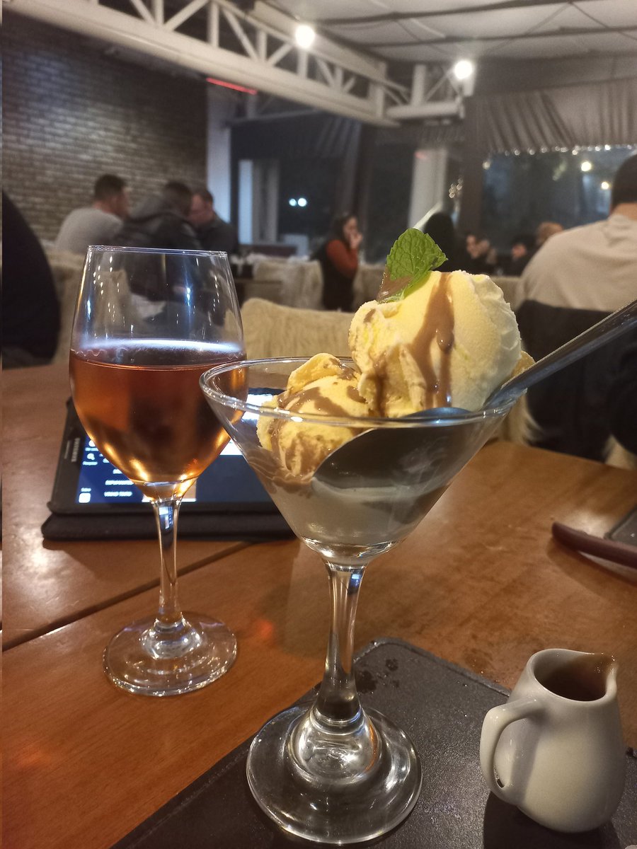 Guia_Sharon's tweet photo. Aquele #tbt que eu preciso de novo e de novo! #winelover #wine https://t.co/EnXWHxD5ZK