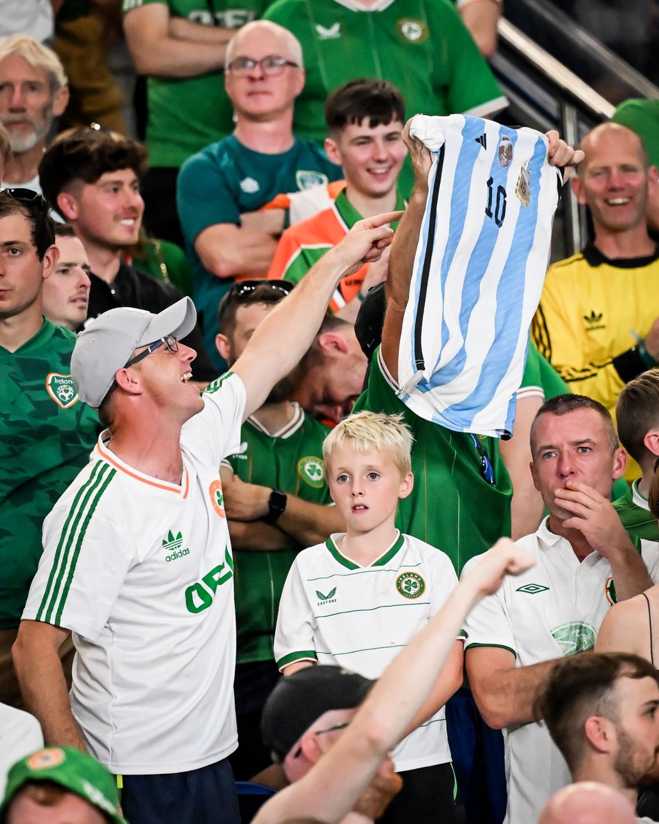 brfootball's tweet photo. This Irish fan couldn’t help but hold up Messi’s Argentina jersey in the Parc des Princes 💀 https://t.co/z5GwfPMlvi
