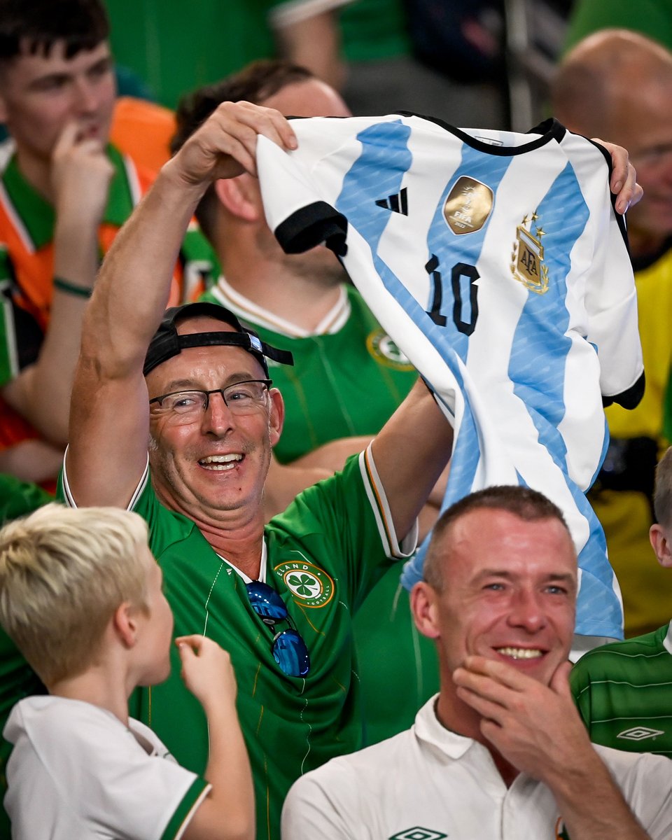 brfootball's tweet photo. This Irish fan couldn’t help but hold up Messi’s Argentina jersey in the Parc des Princes 💀 https://t.co/z5GwfPMlvi