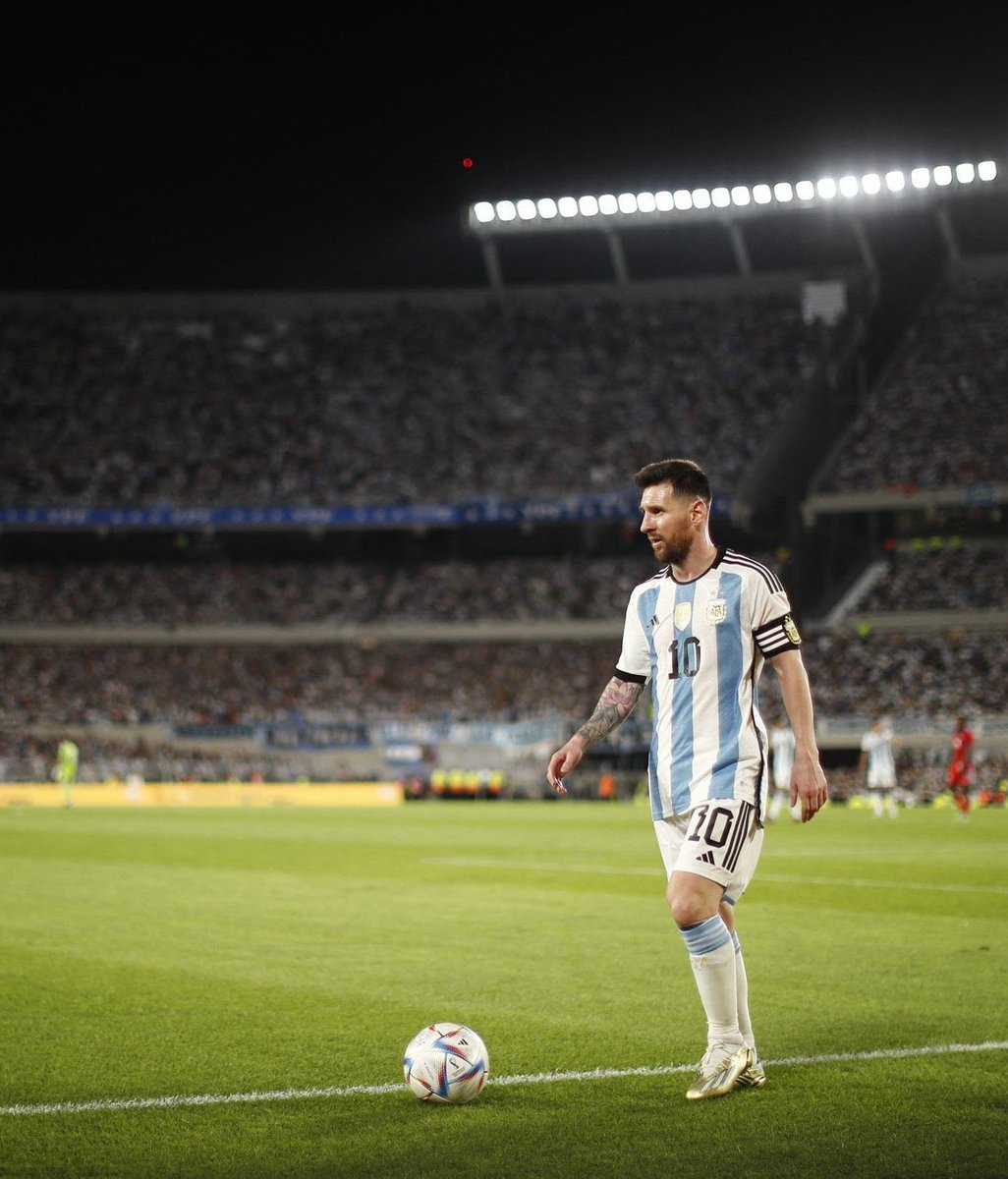 Que hermoso saber que la cancha mas linda del mundo, es la casa del mejor jugador del mundo. 🇦🇷🐔