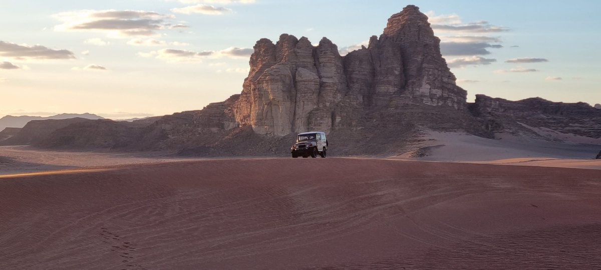 albertoangela's tweet photo. Assistere al tramonto nel deserto della Giordania ti fa ascoltare la sinfonia della natura che si mescola al peso della storia per un’esperienza di viaggio capace di farti vivere, ogni giorno, nuove emozioni. #Ulisse https://t.co/xQ83ph44ac