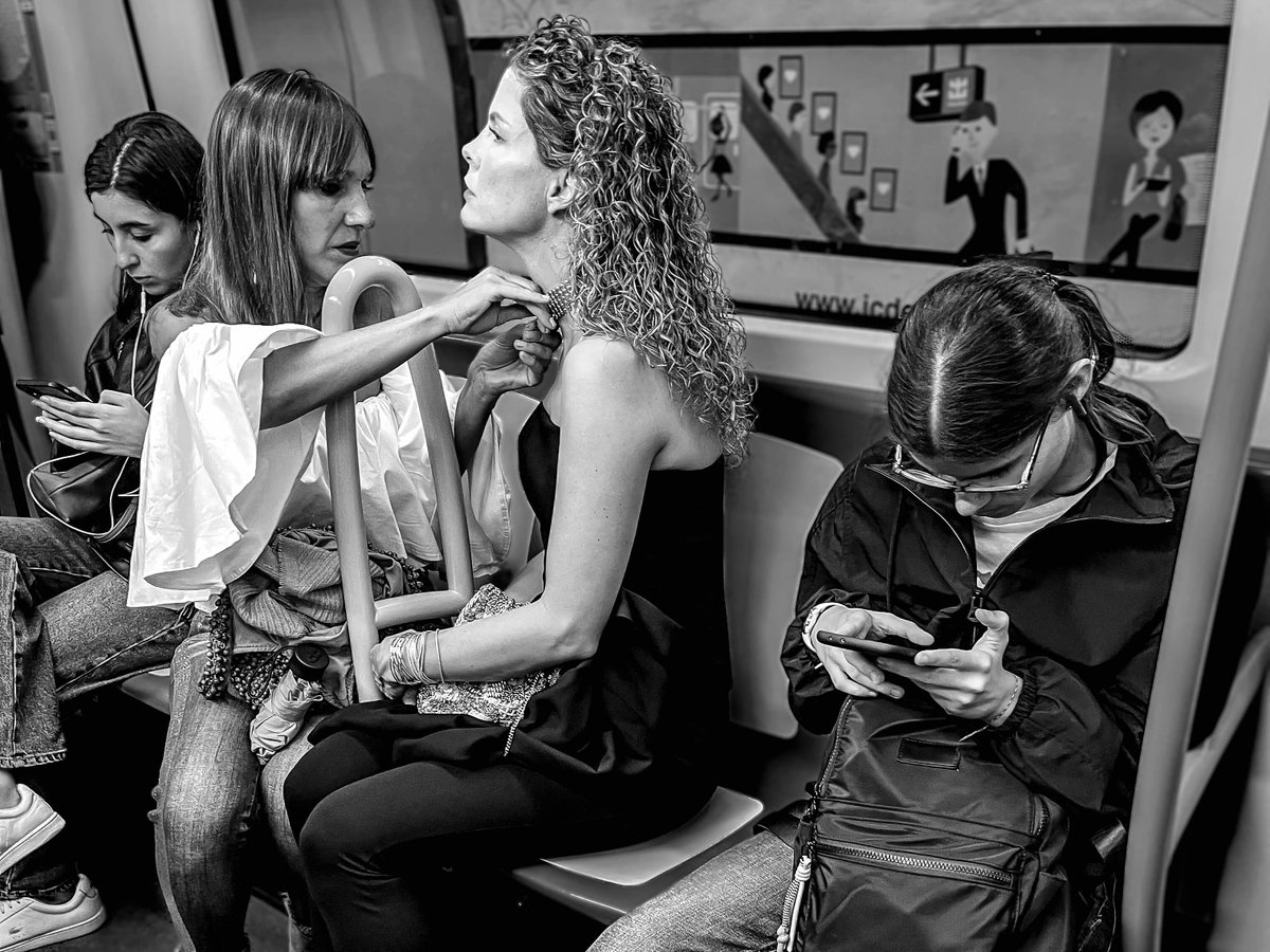 #FotoCallejera #Glamour
#bwphotography #bwphoto #blackandwhitephoto #blackandwhiteonly
#monochrome #monotone #streetphotography #streetlife #Madrid