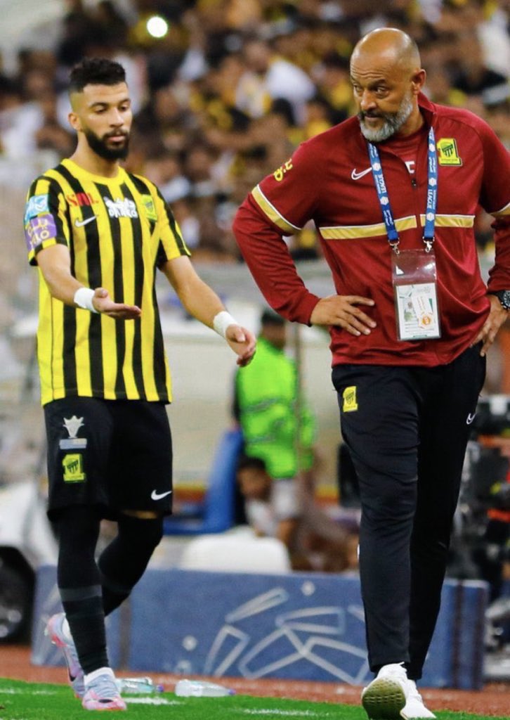 حامد البلوي - اكشن مع وليد :

اللاعب عبدالرحمن العبود كسول في التمارين
لو ينضبط شويّ كان صار لاعب ممتاز .. وفيه
بوادر لحل الخلاف مع نونو سانتو لعودة الاعب

محمد الشيخ - اكشن مع وليد :

انا تعاملت مع اللاعب عبدالرحمن العبود في
بدايه موهبته مع الاتفاق .. هو لاعب صعب
الإنضباطية.