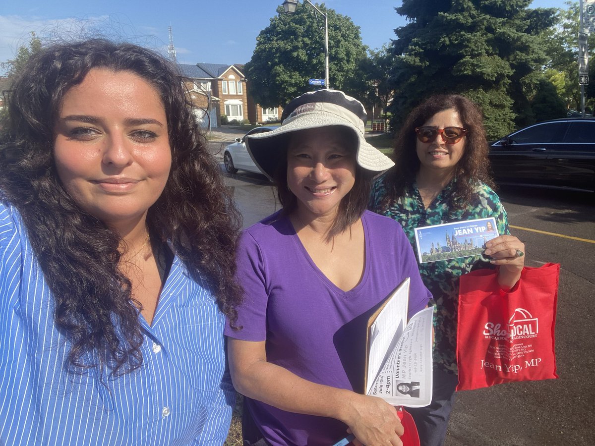 JeanYip3's tweet photo. Enjoying the late summer heat and introducing my new staff to the #ScarboroughAgincourt Community walk to say hello to constituents and talk about federal government services. Look 👀at the blooming gardens and vegetables! 🍅 https://t.co/0eAkpR0oRF