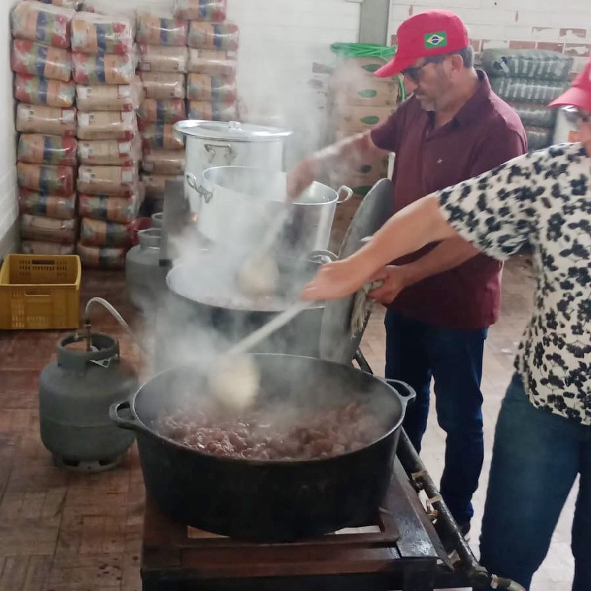 MST_Oficial's tweet photo. 🍝 Hoje (7) foram feitas 150 marmitas, que serão aumentadas para mil amanhã. As comidas estão sendo preparadas na cidade de Encantado e sairão dali para os municípios atingidos.
2-2
#VitimasEnchentes #MSTsolidariedade #Cozinhasolidária #MSTnoGrito https://t.co/ybFmKlGJpj