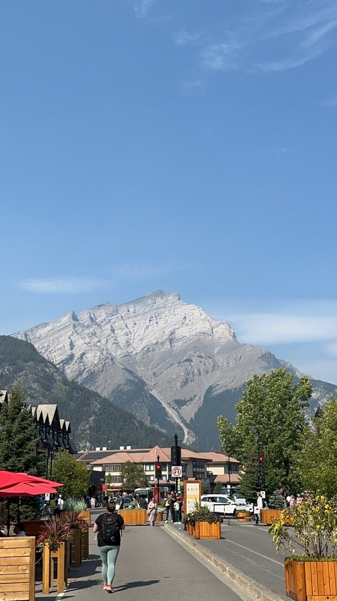 BandlaNotGanesh's tweet photo. Looks like an ART everywhere « Alberta Canadian Rockies » https://t.co/6LlBWC4VAw