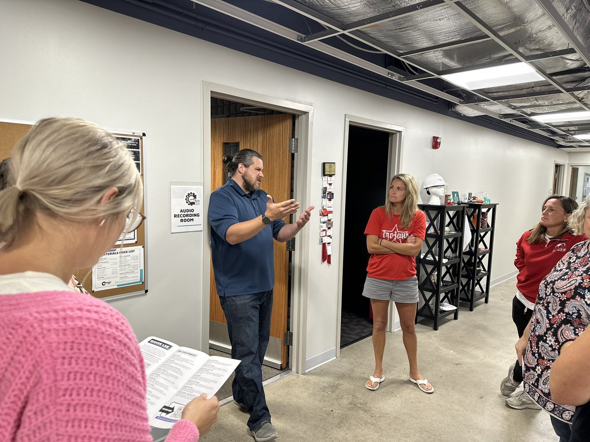 k_curriculum's tweet photo. 1st grade touring Troy’s Maker Space! @SchoolsTroy @chrispiper_ohio @Troy_BOE https://t.co/eQ9ZMq35wO