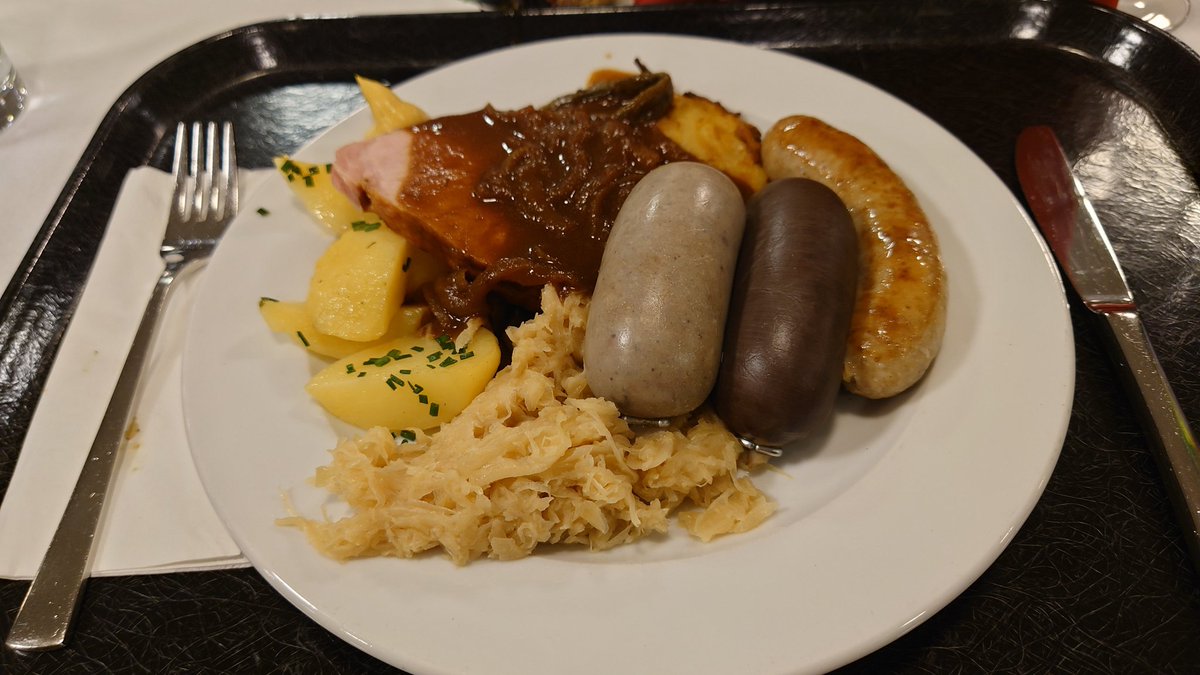 YNyffelerSVP's tweet photo. Metzgete der SVP des Bezirks Bremgarten 🇨🇭🥩🍖
Wer auch weiterhin gerne Fleisch isst und gegen Gesetze und Verbote bis in den Kühlschrank ist, kann diesen Herbst nur SVP wählen!
#svp #jsvp #wahlen2023 #jsvpag #svpag #metzgete #fleisch https://t.co/hFjQfByLYY