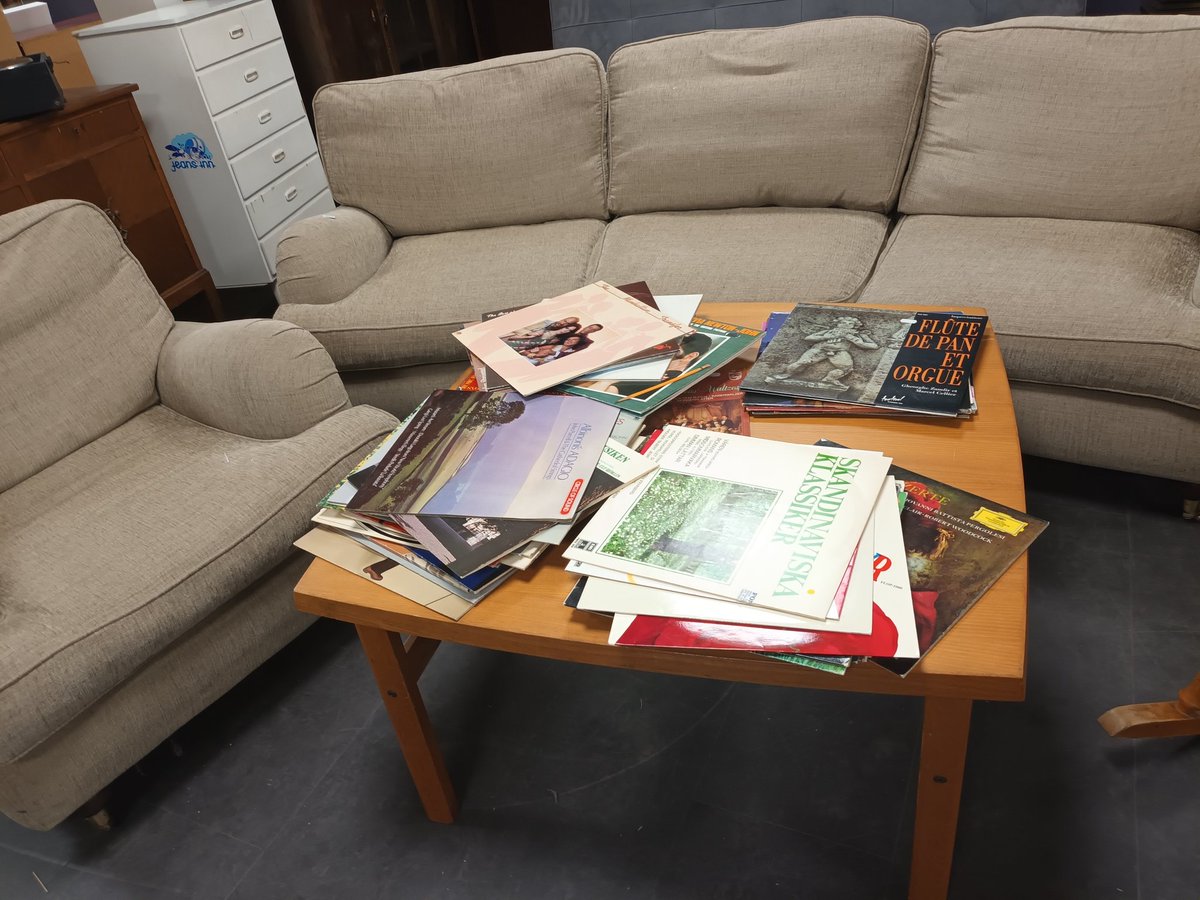kristallnaach's tweet photo. Und noch diverse #Loppis gucken
#Skivor #Schallplatten #Vinyl
#Plattensammler #Sammelwahn
#Elchenländle23 😍 #Karlstad
#E18 🦌 #Vänern 🇸🇪 #Värmland https://t.co/YbjNWHaKf7