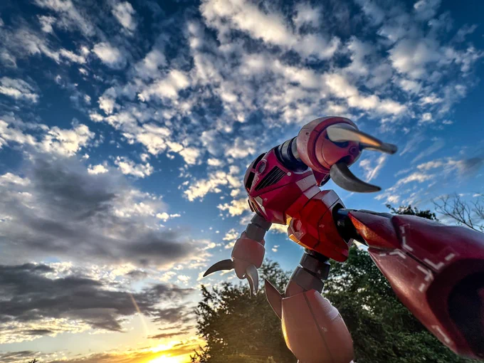 こう撮ると「怪獣み」があって良い気がします#今朝のガンプラ #ガンプラの画像を貼るとRTされると聞いて #ガンプラの画像貼るとRTされると聞いて #シャア専用ズゴック 
