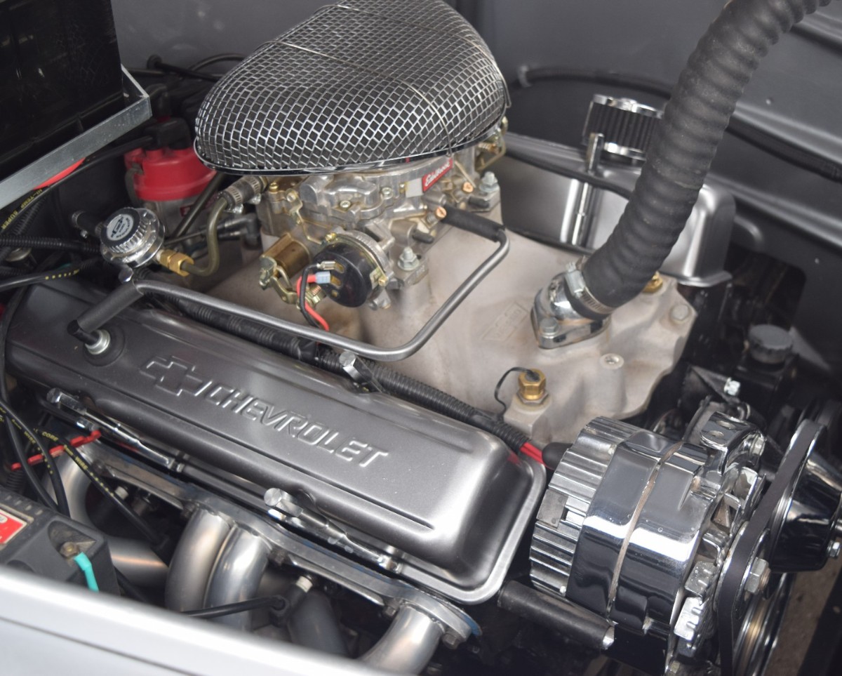 Doug's 1950 Ford powered by Chevy. Are you team Ford or team Chevy? 

Doug put a SBC in it and did a full restoration on it with help from Speedway Motors. It has been in the same family for more than 55 years!

#builtwithspeedwaymotors #fordf1 #chevysmallblock
