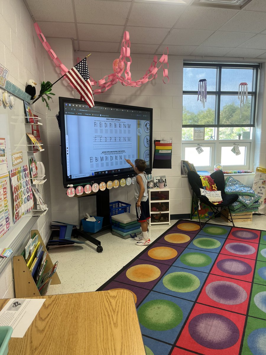 MrsALowe2's tweet photo. Today we played our Frog Jump Mystery Letter game where students had the chance to come up and be the teacher! They gave directions and the other students had to guess what letter they were writing ✏️ https://t.co/I0hMeYksCq