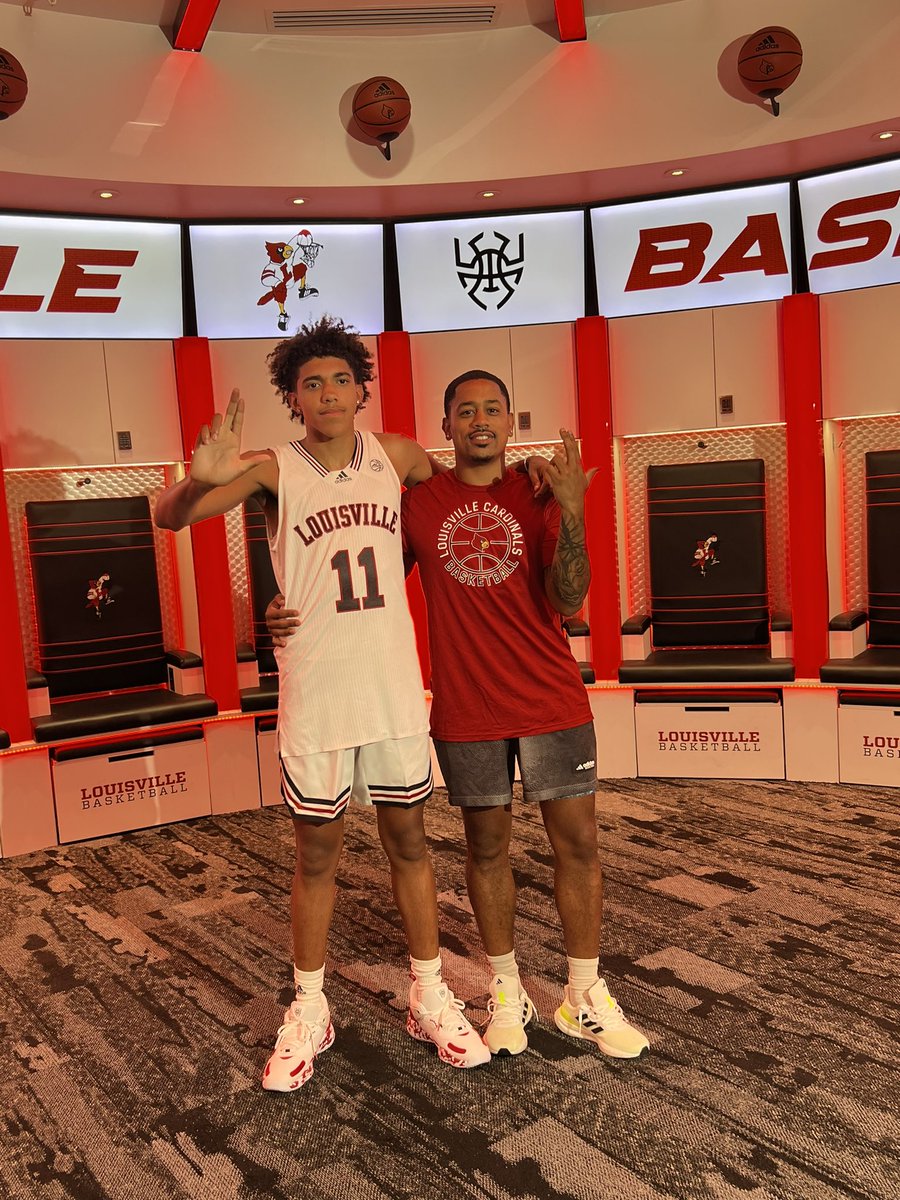 Taylen_0's tweet photo. Card nation what’s good???? L’s up 🔴⚪️⚫️ #notcommitted https://t.co/XY4rf9UZVL