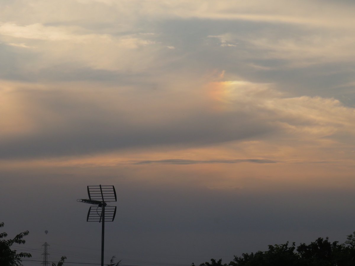 Sunset 🌅 hot air balloon 🎈 sundog @NNskies @metoffice