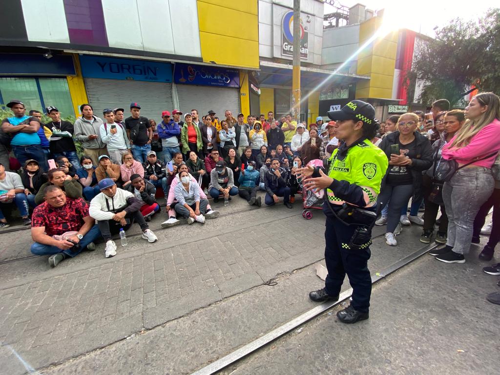 samirabisambra's tweet photo. Respaldo absoluto a la iniciativa de @AlcaldiaSantaFe y @GobiernoBTA de organizar el espacio público en San Victorino, estas acciones son cruciales para garantizar la seguridad, movilidad y salubridad de toda la ciudadanía en uno de los sectores más concurridos de la ciudad. https://t.co/MG5Vzft8pU