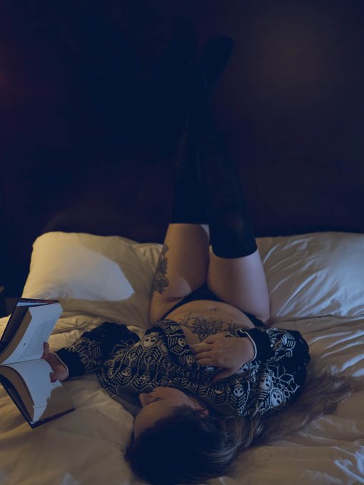 Yesterday was National Read a Book Day 📖🖤 What are you reading today? https://t.co/J7EfQVNmt2