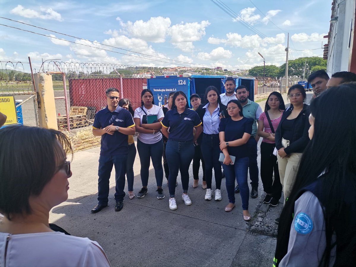 Ceutec_hn's tweet photo. Continúa la experiencia enriquecedora de nuestros estudiantes de la Licenciatura en Contaduría Pública y Finanzas de #CEUTECSPS en su viaje académico a Tegucigalpa, donde en su segundo día visitaron las oficinas de la Administración Aduanera de Honduras. https://t.co/gT9njnmySy
