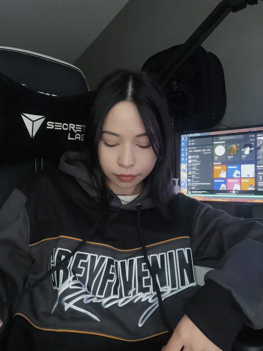 KareInCOLOR's tweet photo. : oh, ye you can borrow my hoodie🩶🍂
*cozyyy ☁️☁️☁️ https://t.co/jtfLimIJPa