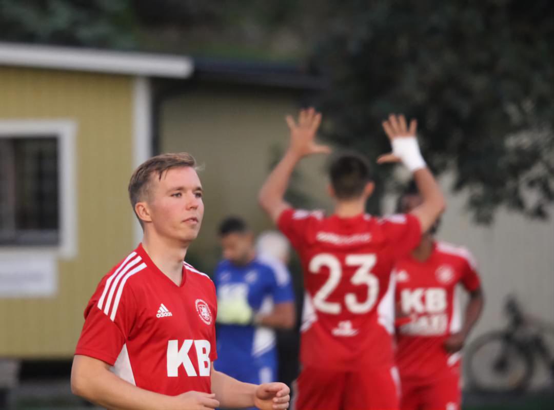 KarlbergsBK's tweet image. Nionde raka segern och fler segrar ska det bli! 

4-1 mot Viggbyholm sköt upp KB i delad serieledning 🔴⚪️

Vi ses på söndag hemma mot Arlanda ⚽️