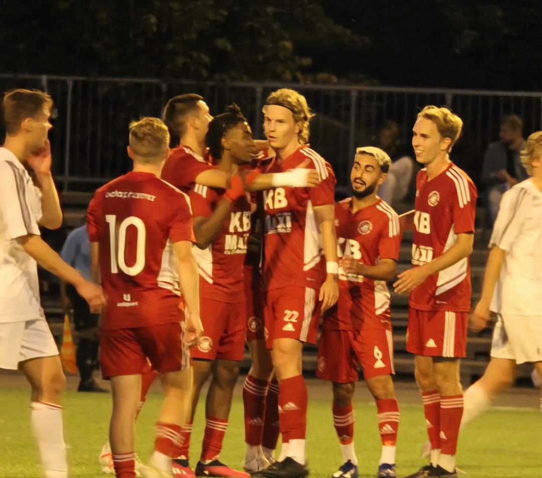 KarlbergsBK's tweet image. Nionde raka segern och fler segrar ska det bli! 

4-1 mot Viggbyholm sköt upp KB i delad serieledning 🔴⚪️

Vi ses på söndag hemma mot Arlanda ⚽️