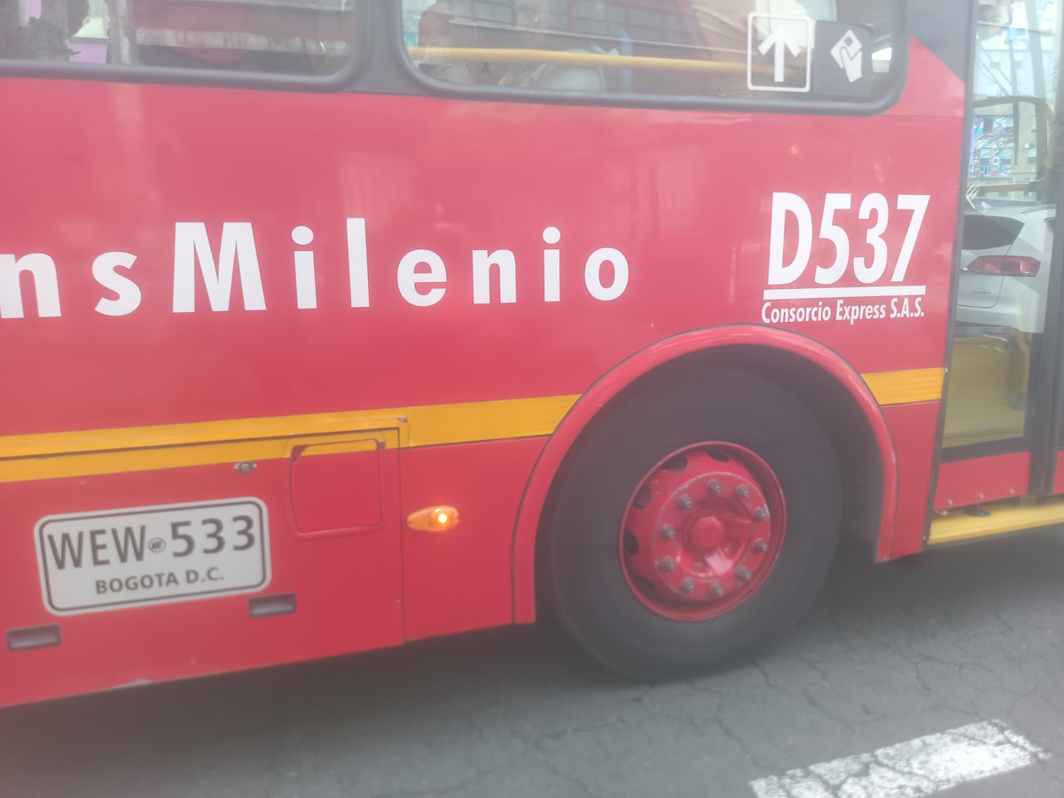MeDicenReinita's tweet photo. A esta hora Cra. 7maX45 bus dual @TransMilenio  ruta M82 arrincona a Sra ciclista que salía de la @UniJaveriana conducción peligrosa que atentó contra la vida de la ciclista, operador no se detuvo hasta que le gritamos "intento de homicidio" @ClaudiaLopez si es BTA capital bici? https://t.co/BoOmOBQ3yY