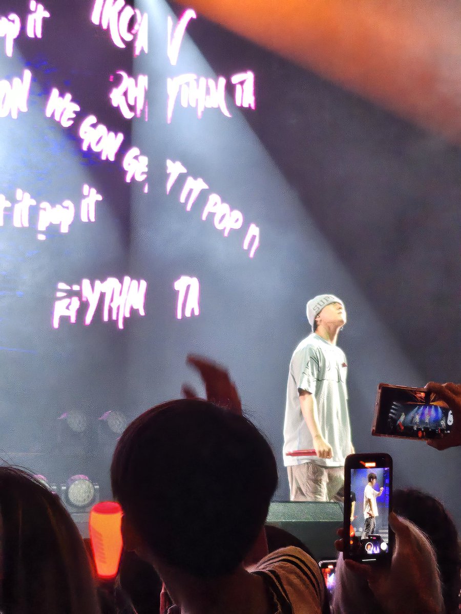 MrsAndyPants_'s tweet photo. I'm going to cry. This is so magical. #iKON_Takeoff_ATL https://t.co/jtNg3TLTBL
