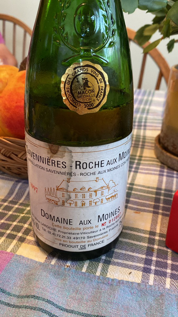 vindegarde's tweet image. Only 26 years since harvest. I had no idea how well it would age but blimey, it’s a stunner. Thank Bacchus it’s not corked. A golden, unctuous, quince-laden elixir. 1997 Domaine aux Moines Savennières-Roche aux Moines. #wine