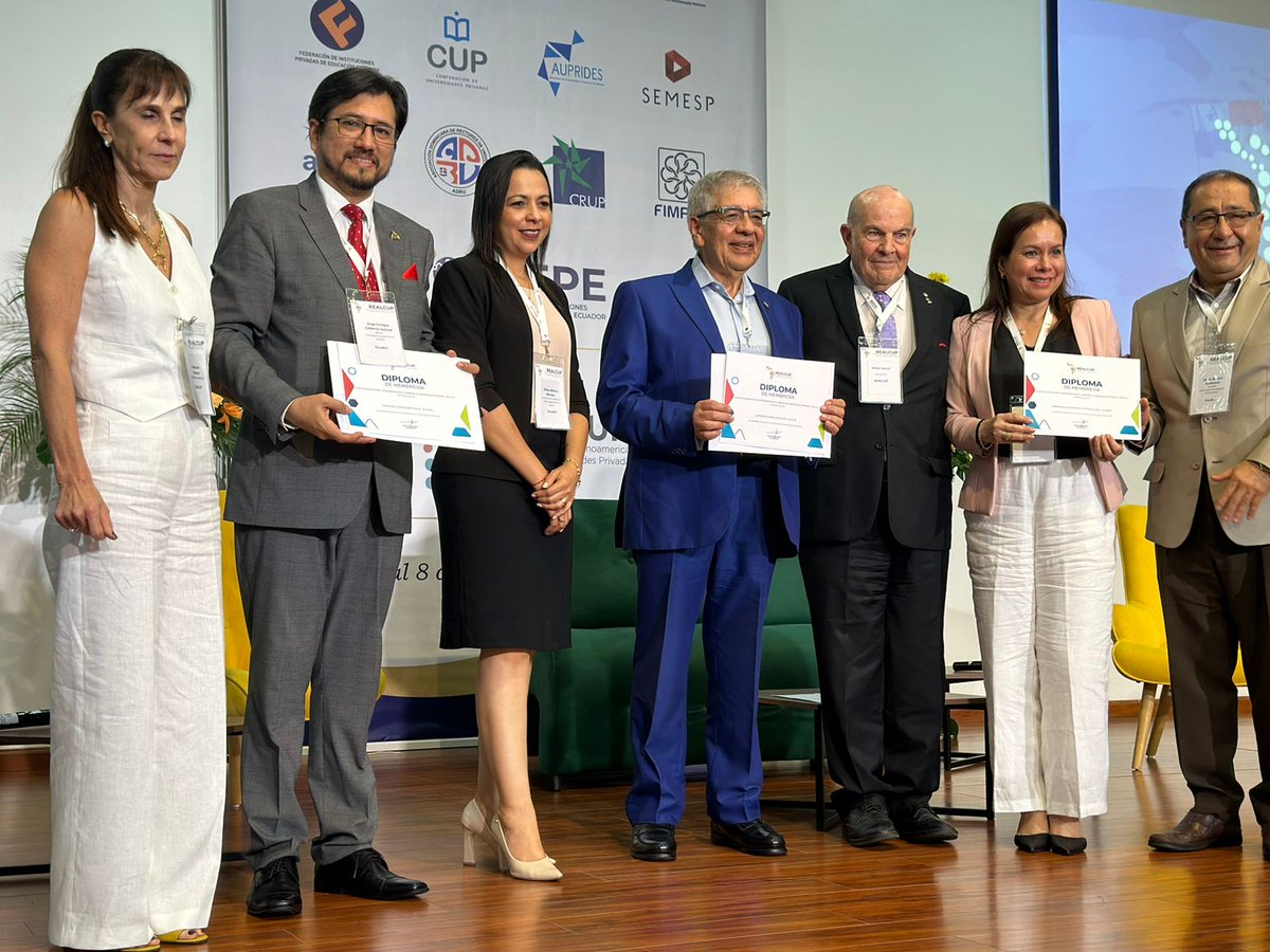 uees_ec's tweet photo. Presidente de Realcup, Hector Sauret, entrega a nuestro rector @JoaqHernandez y a la delegación ecuatoriana de AIEPI, el diploma de membresía de la Red de Asociaciones Latinoamericanas y Caribeñas de Universidades Privadas - #Realcup. https://t.co/wEh3hyDabz