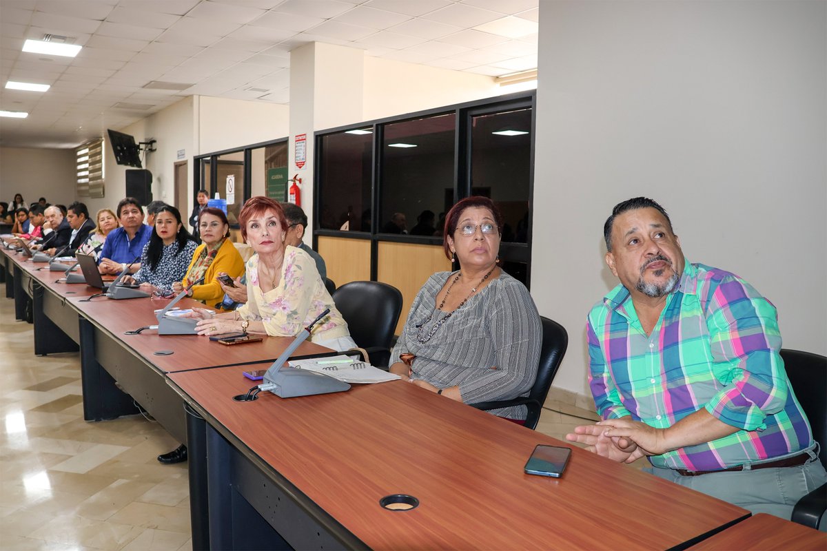 UdeGuayaquil's tweet photo. El Dr. Francisco Morán Peña, presidió una sesión en la sala de #CSU, en la que la Procuradora Síndica, Mgs. Jussara Cucalón y la Secretaria General, Mgs. Evelyn Godoy, socializaron con los Decanos, Subdecanos y Secretarios de las facultades, el nuevo Estatuto de la UG. https://t.co/KXWzL2dWiT